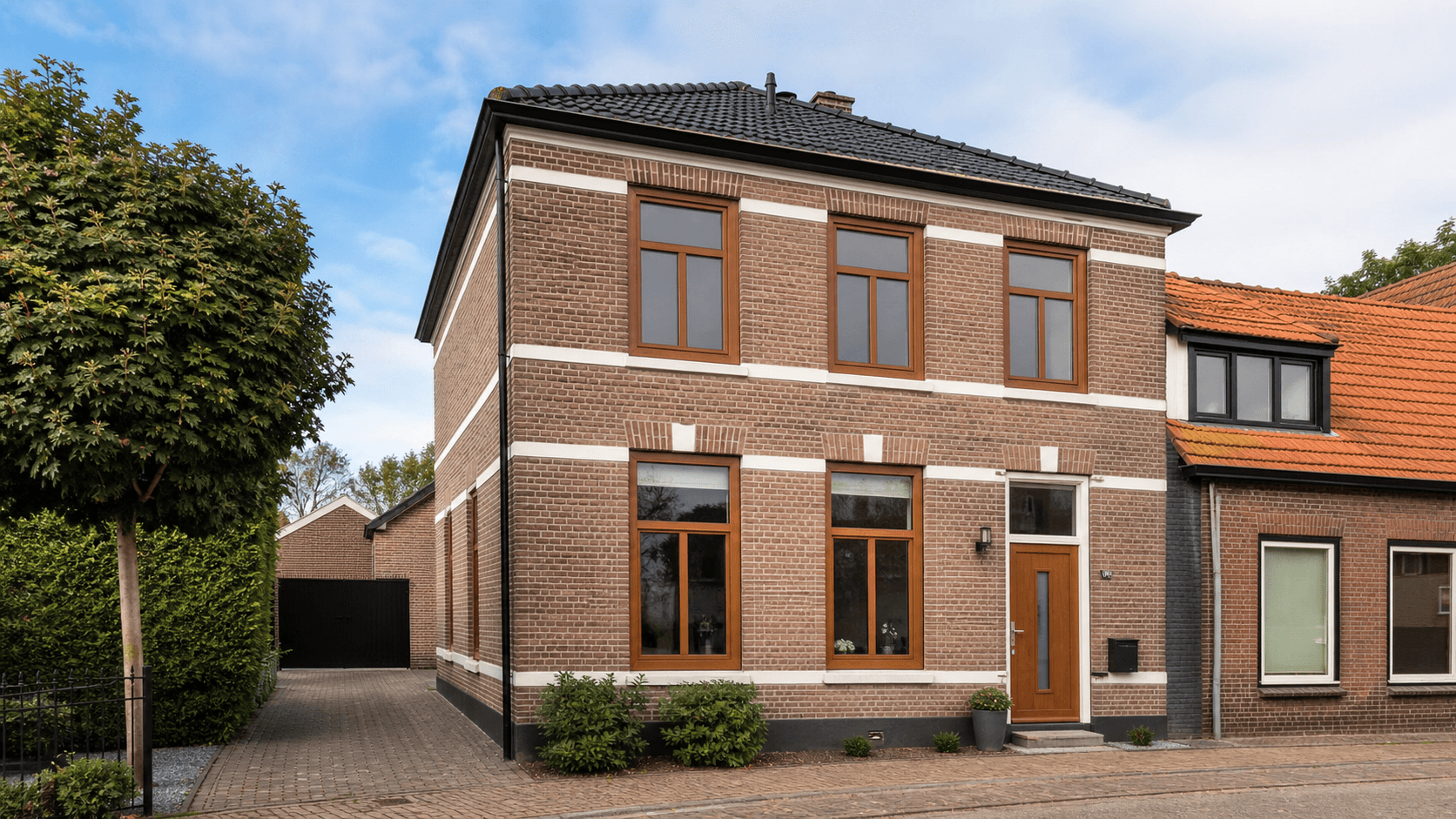Jaren dertig stadswoning in Den Bosch met houtlook kunststof kozijnen